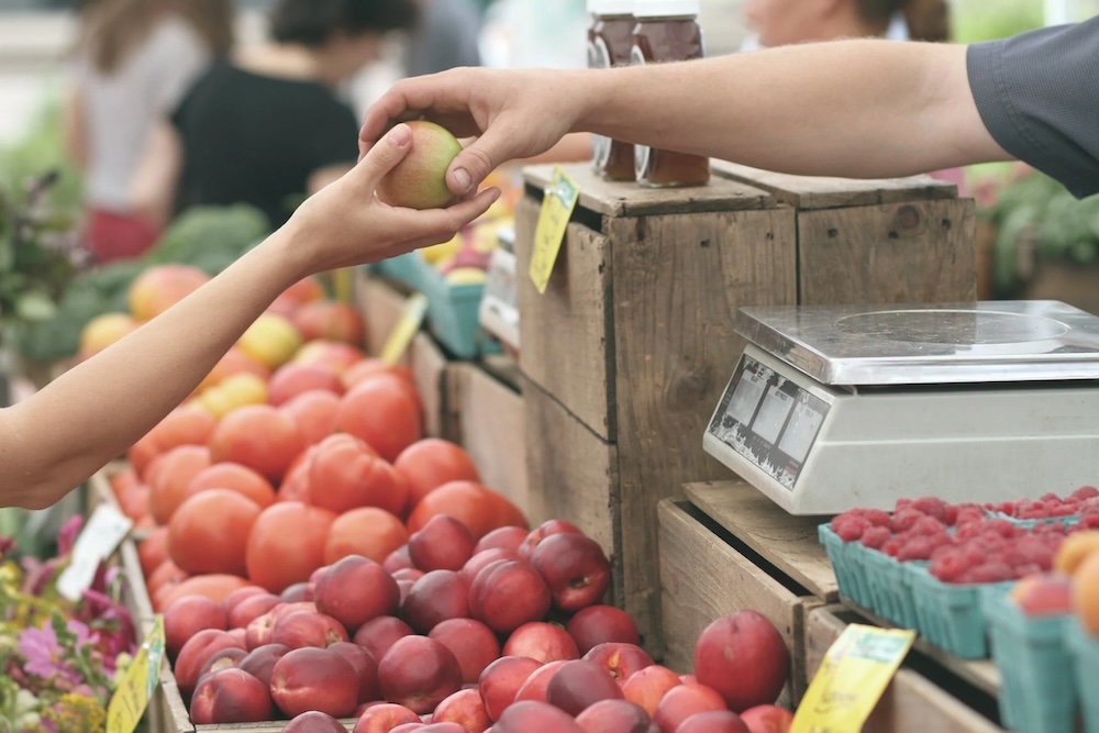 Promouvoir l’Achat Local : Comment Trouver des Rabais sur les Produits du Terroir Québécois?